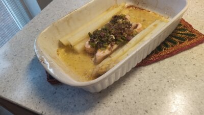 Zalm met sinaasappel- kruidenkorst en asperges uit de oven