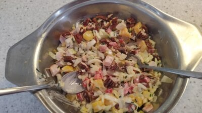 Maaltijdsalade met witlof, mango en gerookte kip