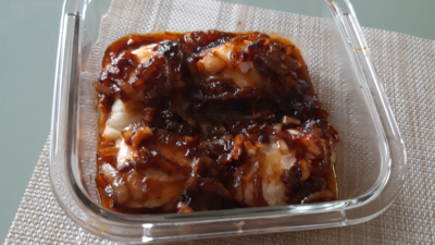 Kabeljauwhaasje in een pittig-zoete uien-ketjapsaus