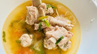 Thaise Kadoek Moo Sup – Soep met varkens krabbetjes - ซุปจืด