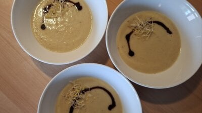 Knolselderijsoep met crema balsamico en alfafa
