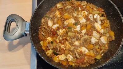 Kruidige kipfilet op een bedje van linzen met champignons, paprika, courgette en tomaat
