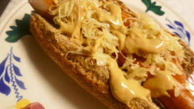 Hartverwarmend broodje dubbele hotdog met een sausje uit eigen keuken