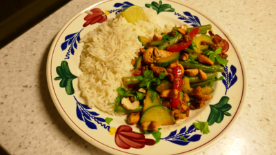 Snelle wok met kippendij, paprika, komkommer en sperzieboontjes