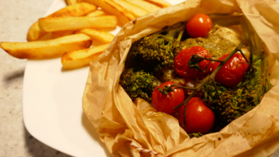 Kabeljauwhaas en papillote met bimi en tomaatjes