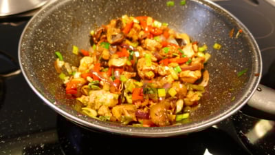 Kippendij met groente uit de wok