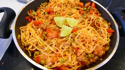 Rundergehakt curry met groente en eiermie