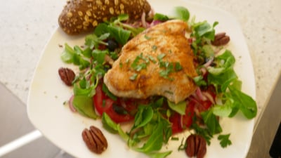 Kleurrijke tomatensalade met gegrilde tonijn
