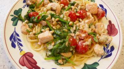 Pasta met spinazie en zalmen tomaatjes