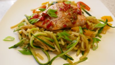Oosterze zalm met mango en paprika en courgetti