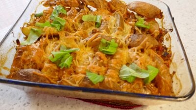 Ovenschotel met gehakt, groente en aardappelwedges