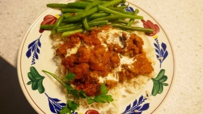 Slowcooked Butter chicken met rijst en sperziebonen