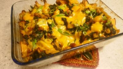 Goed gevulde pasta ovenschotel met spinazie, paprika, champignons en kip