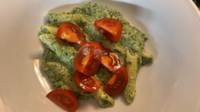 Pasta met broccoli-gorgonzolasaus en tomaatjes