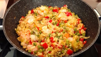Pittige gebakken kerrierijst met garnalen, groenten en mango-chutney