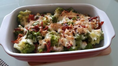 Romanesco met doperwten, rauwe ham, ei en kaas