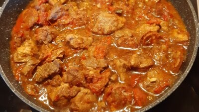 Pittige stoofpot van rundvlees met chorizo en paprika's