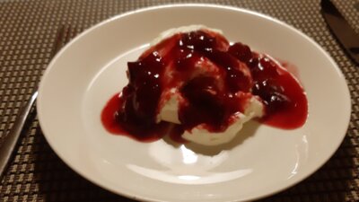 Pavlova met pruimencompôte