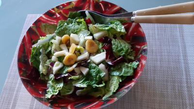Gemengde salade met appel, banaan en gember