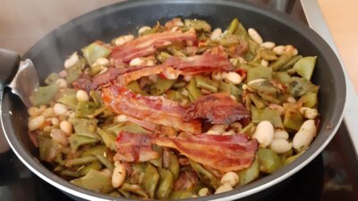 Provençaalse snijbonen met cannellinibonen en spek