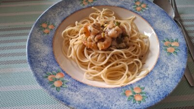 Linguine met garnalen en lente-uitjes in een heerlijke chili-roomsaus