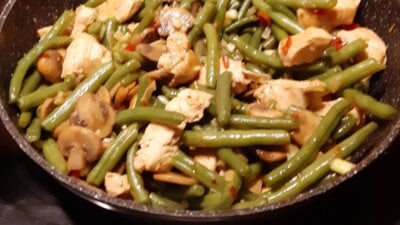 Pittig gekruide sperziebonen met kipfilet en champignons