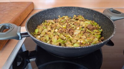 Spitskoolpannetje met gehakt, kerrie, pinda en kokosmelk