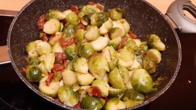 Gebakken spruitjes met chorizo en chilisaus