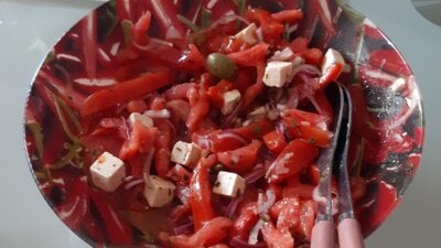 Tomatensalade met feta, kappertjes en olijven