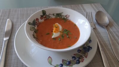 Tomatensoep met gekookt ei en bieslook