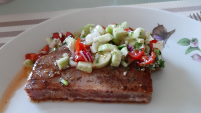 Oosters gemarineerde tonijnsteak, gegrild en opgediend met een heerlijke frisse salsa