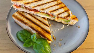 Kleurrijke Tosti met avocado