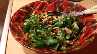 Veldsla met gebakken champignons en oude kaas