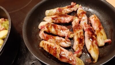 Witlofrolletjes in bacon met appelstroop