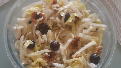 Witlofsalade met druiven, walnoten en geitenkaas. Lekker en gezond.