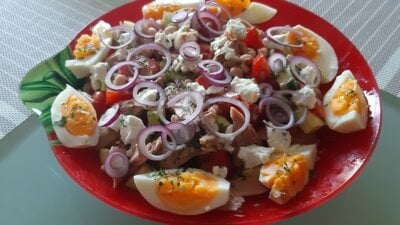 Maaltijdsalade van witte bonen met tonijn, ei, kerstomaatjes, komkommer en geitenkaas