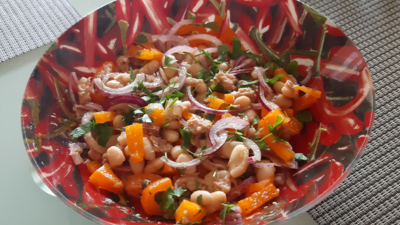 Salade van witte bonen met tonijn, paprika en rode ui