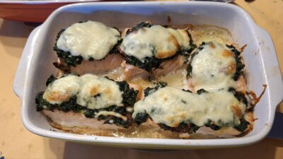 Zalmfilet met spinazie en mozzarella uit de oven