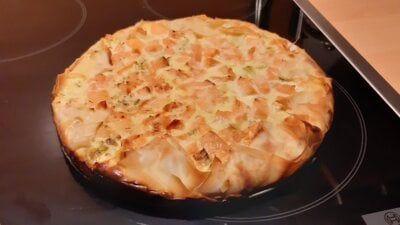 Quiche van filodeeg met zalmfilet, gerookte zalm en prei