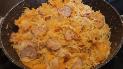 Stamppot zuurkool met zoete aardappel en rookworst