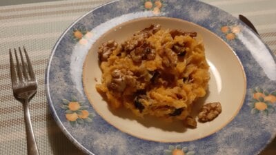 Vegetarische stamppot zuurkool met zoete aardappel, appel, walnoten en rozijnen