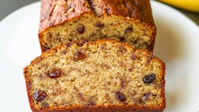 Smeuïg bananenbrood met rozijnen en walnoten