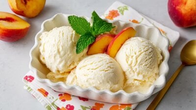 Zelfgemaakt perzik roomijs