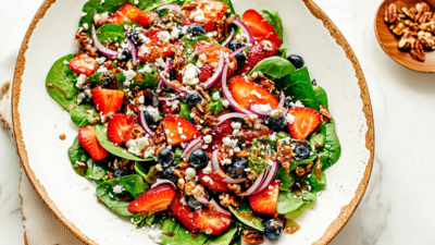 Zomerse salade met balsamico en verse bosbessen