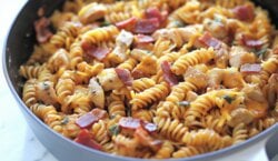 Eenvoudig eenpansgerecht BBQ Chicken Pasta