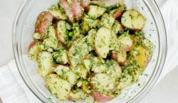 Gezonde aardappelsalade met verse kruiden, zonder mayo