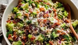 Knapperige broccolisalade met parelcouscous en salami