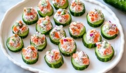 Komkommerhapjes met gerookte zalm