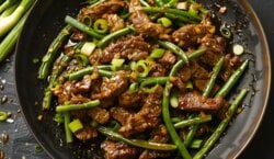 Krokante honing-knoflook roerbak biefstukjes