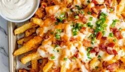 Loaded fries met kaas, bacon en bosui